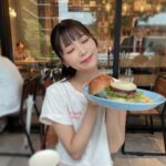Yasuda Momone Instagram - 🤍🍔🤍 . . . 美味しそうなものあると おめめキラキラなります💫 . . . #osaka #cafe #梅田ランチ
