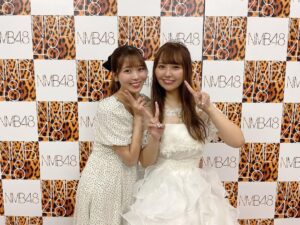Yasuda Momone Instagram - 卒業おめでとう🥹✨

中学生で加入した初期から今までゆずちゃんと大爆笑した記憶ばっかり蘇ってくる💭

すぐ悩んじゃう私をいつも笑顔に変えてくれるゆずちゃんはこれからもずっと大好きで大切な存在です💓

これからもいっぱい遊ぼ〜！！

#本郷柚巴卒業公演