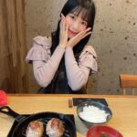 Yasuda Momone Instagram - . ソースとか薬味色んな種類あったので、味付けどれにしようかめっちゃ悩んだ〜❤︎それも楽しかった❤︎ #大阪ランチ #梅田ランチ #挽肉倶楽部 #ハンバーグ #和牛さんのポーズ☺️🐄