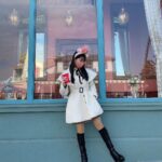 Yasuda Momone Instagram - . 全身コーデ🦄💓 #usj #ootd #usjコーデ #ユニバコーデ #ケープコート #ロングブーツ #samanthavega #マスクコーデ