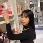 Yasuda Momone Instagram - . 映えるし、美味しいし、オシャレ💜 ずっと行きたかったところ！！ #cafe #bookandbedtokyo #bookandbedtokyoshinsaibashi #black #心斎橋カフェ #大阪カフェ #韓国カフェ #ロングブーツ #egoist #フルーツサンド