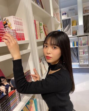Yasuda Momone Instagram - .
映えるし、美味しいし、オシャレ💜
ずっと行きたかったところ！！
#cafe #bookandbedtokyo #bookandbedtokyoshinsaibashi #black #心斎橋カフェ #大阪カフェ #韓国カフェ #ロングブーツ #egoist #フルーツサンド