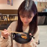 Yasuda Momone Instagram - . みおんたんからお誘いされちゃった🙈💗💗 意外とふたりとも少食やからタン盛り合わせでお腹いっぱいやったなぁ😂 みおんたんは、先輩後輩関係なく素でお互い話せる関係。 卒業までみんなと思い出作るのが今の目標☝️ #大阪ランチ #梅田ランチ #タンとハラミ