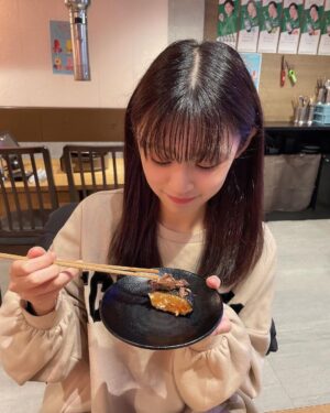 Yasuda Momone Instagram - .
みおんたんからお誘いされちゃった🙈💗💗
意外とふたりとも少食やからタン盛り合わせでお腹いっぱいやったなぁ😂
みおんたんは、先輩後輩関係なく素でお互い話せる関係。

卒業までみんなと思い出作るのが今の目標☝️
#大阪ランチ #梅田ランチ #タンとハラミ