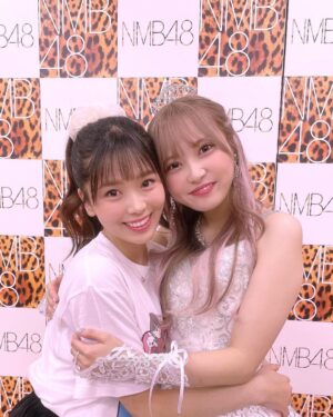 Yasuda Momone Instagram - ドレスにみんなでストーンをつけて完成させました🤍

しおんちゃん卒業おめでとう╰(*´︶`*)╯♡
.
.
.
#堀詩音卒業公演 #ドラフト2期生 #ドラ2 #ドラニーコニコ