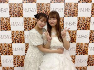 Yasuda Momone Instagram - 卒業おめでとう🥹✨

中学生で加入した初期から今までゆずちゃんと大爆笑した記憶ばっかり蘇ってくる💭

すぐ悩んじゃう私をいつも笑顔に変えてくれるゆずちゃんはこれからもずっと大好きで大切な存在です💓

これからもいっぱい遊ぼ〜！！

#本郷柚巴卒業公演