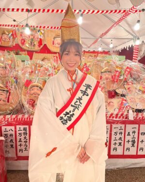 Yasuda Momone Instagram - ようお参りでした✨

ありがたいことに💗
令和5年度の福娘をさせていただきました！！！
足を運んでくださりありがとうございました☺️

えびす祭りの他にも、豊中市の挨拶回りや様々なイベントに参加させていただき、貴重な経験をさせていただくことができました。

沢山の福が訪れていますように🤍
.
.
.
#令和5年度福娘
#豊中えびす福娘 
#豊中えびす祭 
#えべっさん