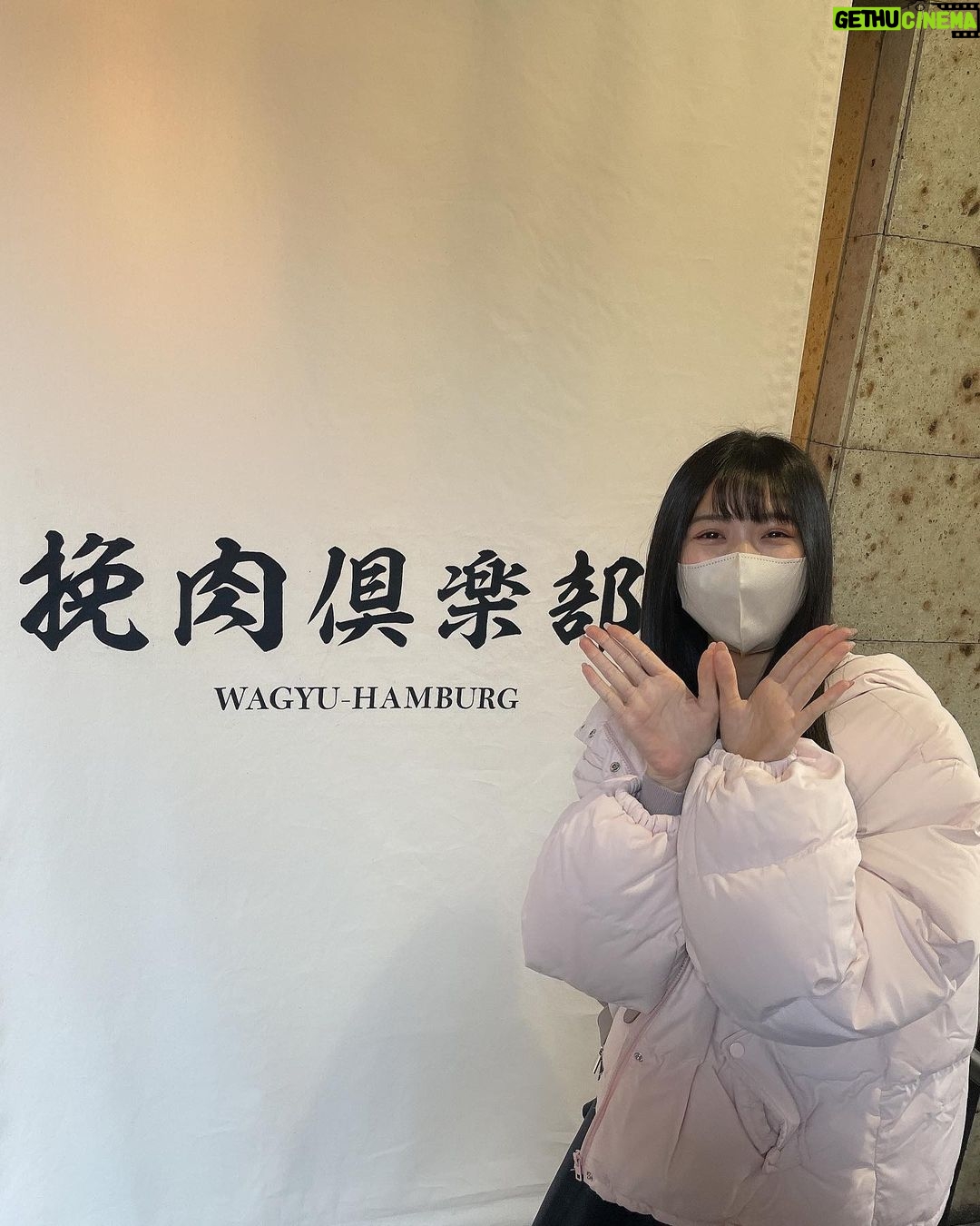 Yasuda Momone Instagram - . ソースとか薬味色んな種類あったので、味付けどれにしようかめっちゃ悩んだ〜❤︎それも楽しかった❤︎ #大阪ランチ #梅田ランチ #挽肉倶楽部 #ハンバーグ #和牛さんのポーズ☺️🐄