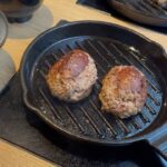 Yasuda Momone Instagram - . ソースとか薬味色んな種類あったので、味付けどれにしようかめっちゃ悩んだ〜❤︎それも楽しかった❤︎ #大阪ランチ #梅田ランチ #挽肉倶楽部 #ハンバーグ #和牛さんのポーズ☺️🐄