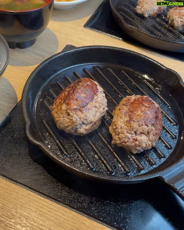 Yasuda Momone Instagram - . ソースとか薬味色んな種類あったので、味付けどれにしようかめっちゃ悩んだ〜❤︎それも楽しかった❤︎ #大阪ランチ #梅田ランチ #挽肉倶楽部 #ハンバーグ #和牛さんのポーズ☺️🐄