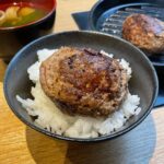 Yasuda Momone Instagram - . ソースとか薬味色んな種類あったので、味付けどれにしようかめっちゃ悩んだ〜❤︎それも楽しかった❤︎ #大阪ランチ #梅田ランチ #挽肉倶楽部 #ハンバーグ #和牛さんのポーズ☺️🐄