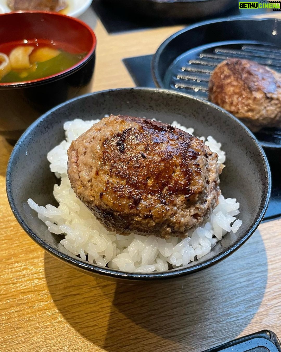 Yasuda Momone Instagram - . ソースとか薬味色んな種類あったので、味付けどれにしようかめっちゃ悩んだ〜❤︎それも楽しかった❤︎ #大阪ランチ #梅田ランチ #挽肉倶楽部 #ハンバーグ #和牛さんのポーズ☺️🐄