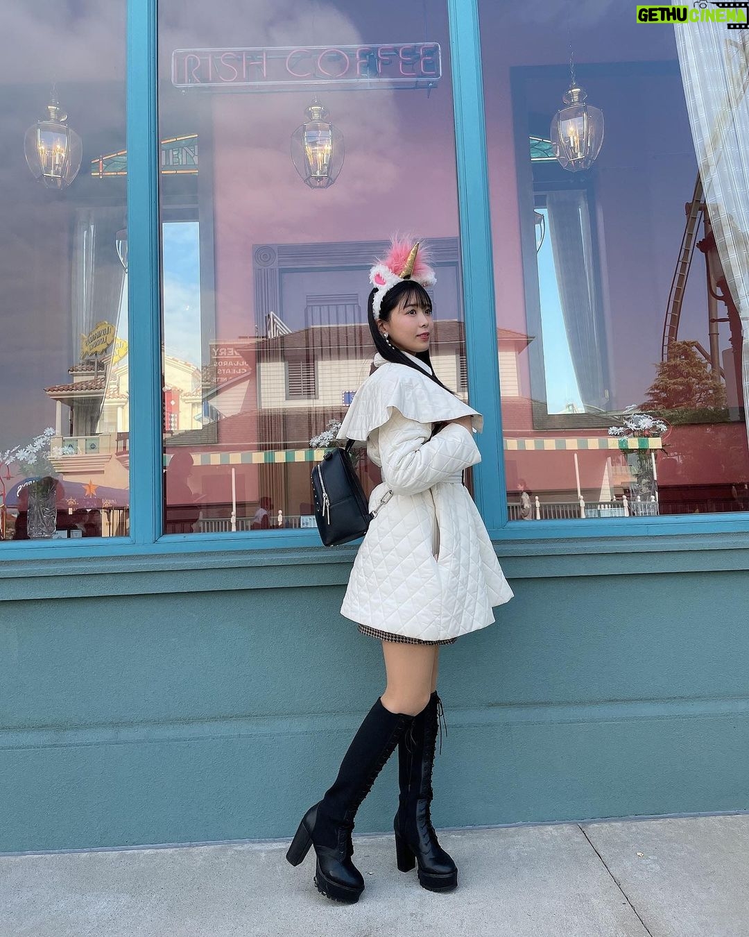 Yasuda Momone Instagram - . 全身コーデ🦄💓 #usj #ootd #usjコーデ #ユニバコーデ #ケープコート #ロングブーツ #samanthavega #マスクコーデ