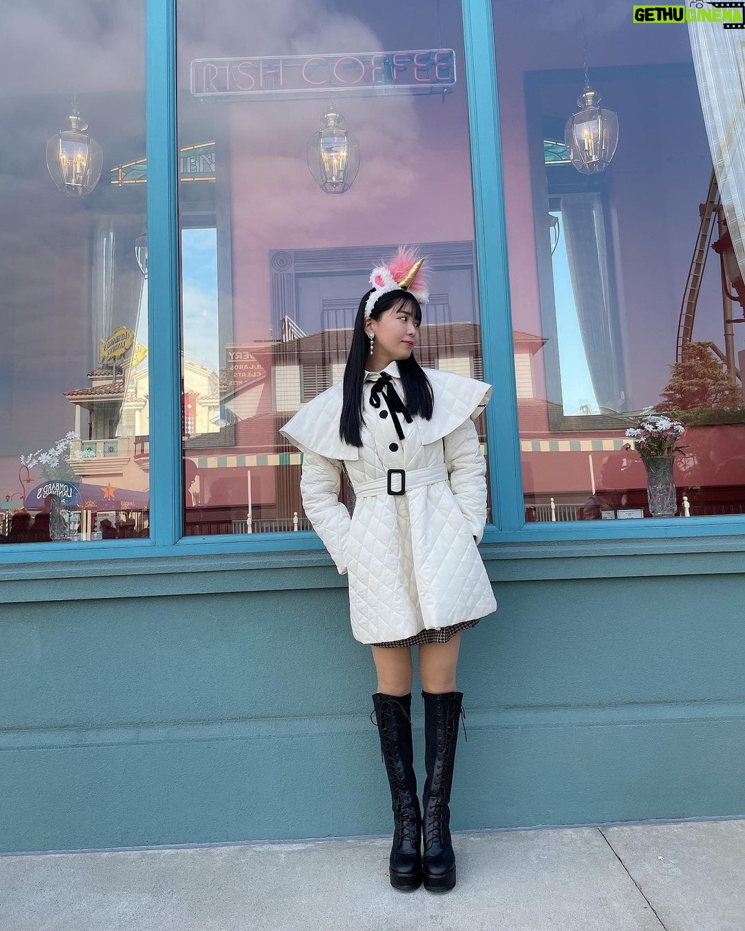 Yasuda Momone Instagram - . 全身コーデ🦄💓 #usj #ootd #usjコーデ #ユニバコーデ #ケープコート #ロングブーツ #samanthavega #マスクコーデ