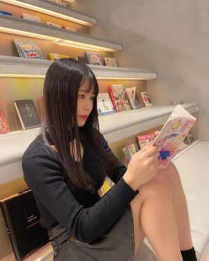 Yasuda Momone Instagram - .
映えるし、美味しいし、オシャレ💜
ずっと行きたかったところ！！
#cafe #bookandbedtokyo #bookandbedtokyoshinsaibashi #black #心斎橋カフェ #大阪カフェ #韓国カフェ #ロングブーツ #egoist #フルーツサンド