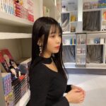 Yasuda Momone Instagram - . 映えるし、美味しいし、オシャレ💜 ずっと行きたかったところ！！ #cafe #bookandbedtokyo #bookandbedtokyoshinsaibashi #black #心斎橋カフェ #大阪カフェ #韓国カフェ #ロングブーツ #egoist #フルーツサンド
