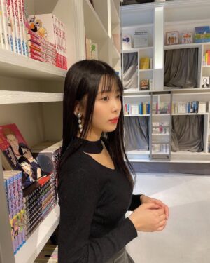 Yasuda Momone Instagram - .
映えるし、美味しいし、オシャレ💜
ずっと行きたかったところ！！
#cafe #bookandbedtokyo #bookandbedtokyoshinsaibashi #black #心斎橋カフェ #大阪カフェ #韓国カフェ #ロングブーツ #egoist #フルーツサンド