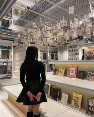 Yasuda Momone Instagram - .
映えるし、美味しいし、オシャレ💜
ずっと行きたかったところ！！
#cafe #bookandbedtokyo #bookandbedtokyoshinsaibashi #black #心斎橋カフェ #大阪カフェ #韓国カフェ #ロングブーツ #egoist #フルーツサンド