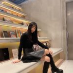 Yasuda Momone Instagram - . 映えるし、美味しいし、オシャレ💜 ずっと行きたかったところ！！ #cafe #bookandbedtokyo #bookandbedtokyoshinsaibashi #black #心斎橋カフェ #大阪カフェ #韓国カフェ #ロングブーツ #egoist #フルーツサンド