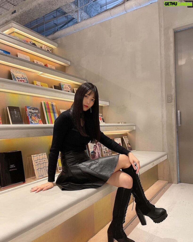 Yasuda Momone Instagram - . 映えるし、美味しいし、オシャレ💜 ずっと行きたかったところ！！ #cafe #bookandbedtokyo #bookandbedtokyoshinsaibashi #black #心斎橋カフェ #大阪カフェ #韓国カフェ #ロングブーツ #egoist #フルーツサンド