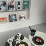 Yasuda Momone Instagram - . 映えるし、美味しいし、オシャレ💜 ずっと行きたかったところ！！ #cafe #bookandbedtokyo #bookandbedtokyoshinsaibashi #black #心斎橋カフェ #大阪カフェ #韓国カフェ #ロングブーツ #egoist #フルーツサンド