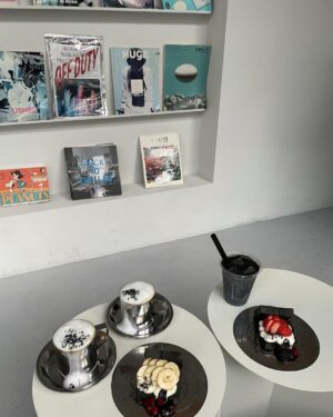 Yasuda Momone Instagram - .
映えるし、美味しいし、オシャレ💜
ずっと行きたかったところ！！
#cafe #bookandbedtokyo #bookandbedtokyoshinsaibashi #black #心斎橋カフェ #大阪カフェ #韓国カフェ #ロングブーツ #egoist #フルーツサンド