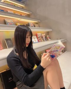 Yasuda Momone Instagram - . 映えるし、美味しいし、オシャレ💜 ずっと行きたかったところ！！ #cafe #bookandbedtokyo #bookandbedtokyoshinsaibashi #black #心斎橋カフェ #大阪カフェ #韓国カフェ #ロングブーツ #egoist #フルーツサンド