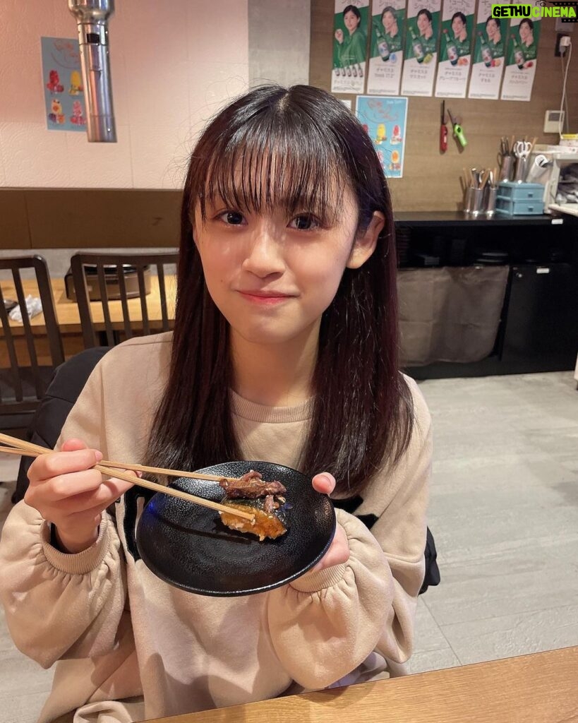 Yasuda Momone Instagram - . みおんたんからお誘いされちゃった🙈💗💗 意外とふたりとも少食やからタン盛り合わせでお腹いっぱいやったなぁ😂 みおんたんは、先輩後輩関係なく素でお互い話せる関係。 卒業までみんなと思い出作るのが今の目標☝️ #大阪ランチ #梅田ランチ #タンとハラミ