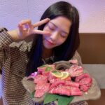Yasuda Momone Instagram - . みおんたんからお誘いされちゃった🙈💗💗 意外とふたりとも少食やからタン盛り合わせでお腹いっぱいやったなぁ😂 みおんたんは、先輩後輩関係なく素でお互い話せる関係。 卒業までみんなと思い出作るのが今の目標☝️ #大阪ランチ #梅田ランチ #タンとハラミ