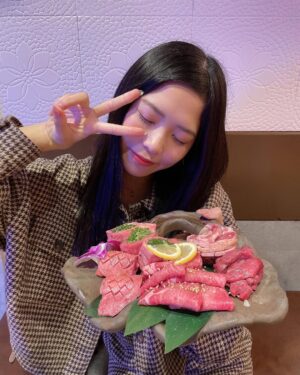 Yasuda Momone Instagram - .
みおんたんからお誘いされちゃった🙈💗💗
意外とふたりとも少食やからタン盛り合わせでお腹いっぱいやったなぁ😂
みおんたんは、先輩後輩関係なく素でお互い話せる関係。

卒業までみんなと思い出作るのが今の目標☝️
#大阪ランチ #梅田ランチ #タンとハラミ