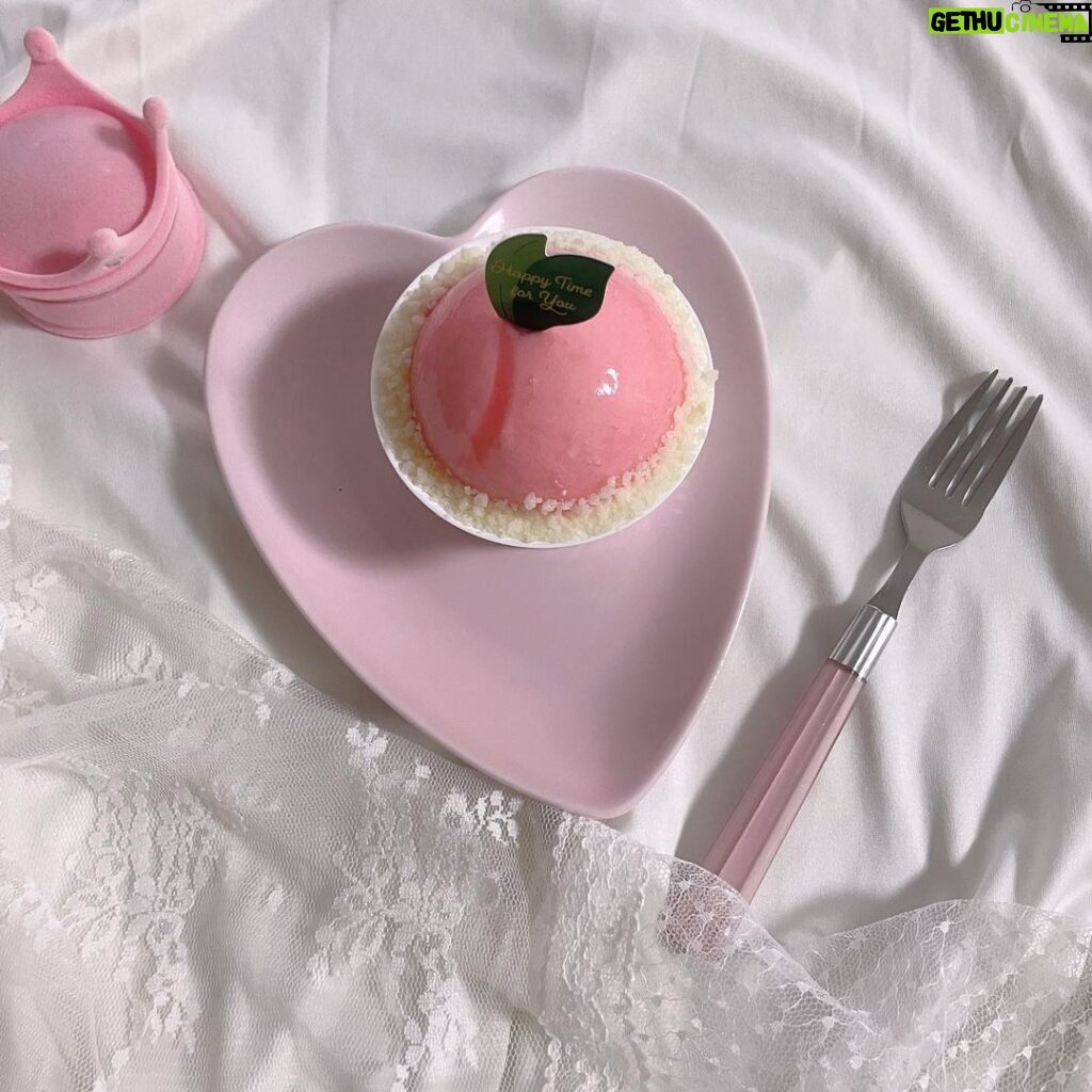 Yasuda Momone Instagram - かわいいケーキいただきました♡ . . . #フレンチガーリー #frenchgirly #ケーキ