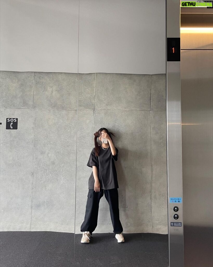 Yasuda Momone Instagram - モデルさせていただきました🖤 . . . 自分じゃ絶対似合わないって思ってた系統やけど、これも好き！！ 新たな自分見つかりました👀 . . . 撮影現場が楽しすぎて1日あっという間でした💞 学生めっちゃ楽しんでます💞💞 #カレッジファッション #カレッジスタイル #大学生コーデ #大学生ファッション #oidaimarket