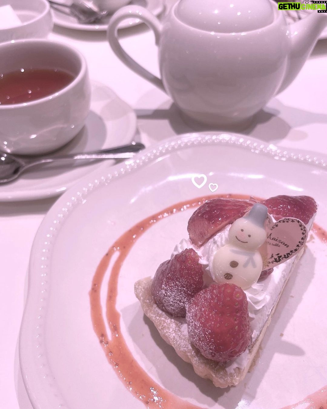 Yasuda Momone Instagram - ⛄️✡︎⋆꙳ #lamaison #ラメゾン #ラメゾンアンソレイユターブル #lamaisonensoleilletable #タルト #tart #フルーツタルト #デコレーションタルト #カフェ #パティスリー #ケーキ# カフェめぐり #frenchgirly #girly #フレンチガーリー #pink #ピンク加工 #girlyfashion #girl #ガーリー ラ・メゾン アンソレイユターブル