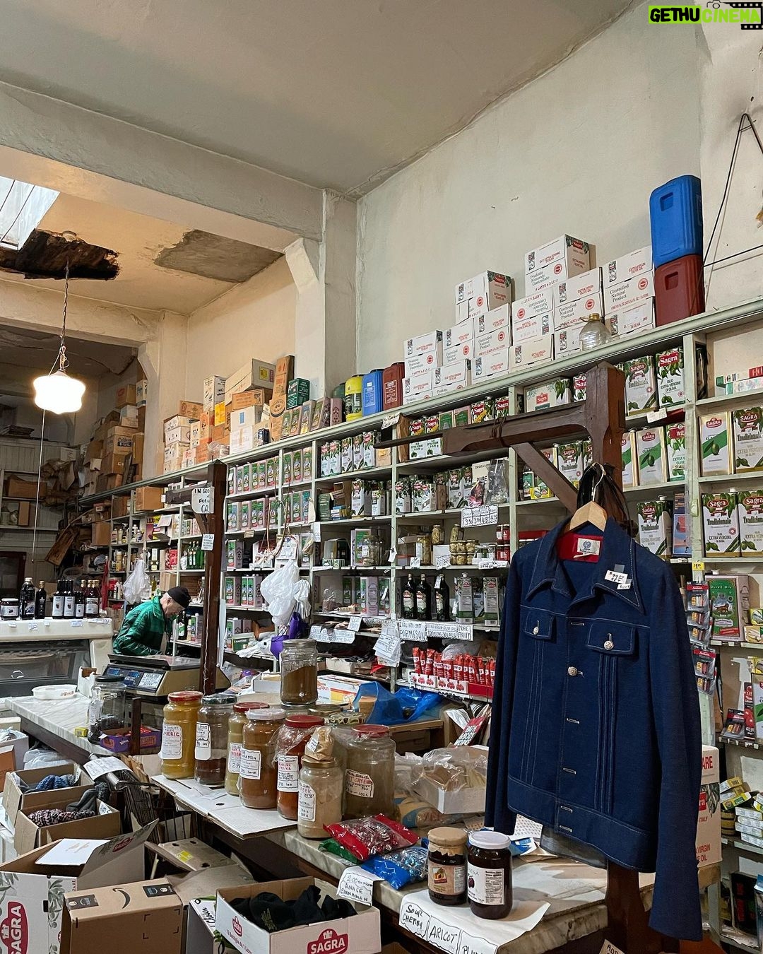 Yasuko Mitsuura - 27.1K Likes - おじいちゃんが一人でやってるイタリア食材のお店に。お店というより倉庫のようで、歴史の匂いが充満。外国にいるのに「外国みたいー」と興奮。パルミジャーノレッジャーノ買ったけど、写真撮る前に食べちゃいました。