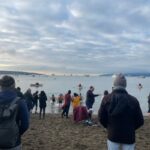 Yasuko Mitsuura Instagram - 正月にPolar bear swim という寒中水泳イベントがあるのですが、友人家族と勢いで、今年はあったかいから、なんて、つい、やってきました。一度冷えると風呂程度じゃ温まらない年頃です。やばい。