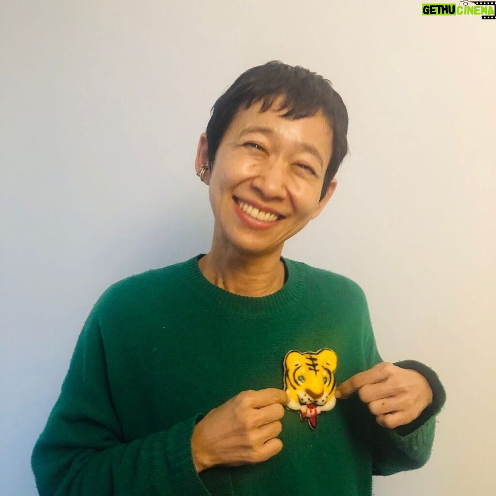 Yasuko Mitsuura Instagram - 久々のバンクーバー手芸部 お題は虎　（一人早退） 部員の西加奈子ちゃんも虎ブローチで笑顔に。 部員の旦那さんもトラブローチで笑顔に。 明日、職場につけて行くとか行かないとか。