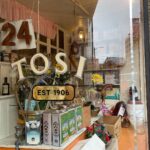 Yasuko Mitsuura Instagram - おじいちゃんが一人でやってるイタリア食材のお店に。お店というより倉庫のようで、歴史の匂いが充満。外国にいるのに「外国みたいー」と興奮。パルミジャーノレッジャーノ買ったけど、写真撮る前に食べちゃいました。