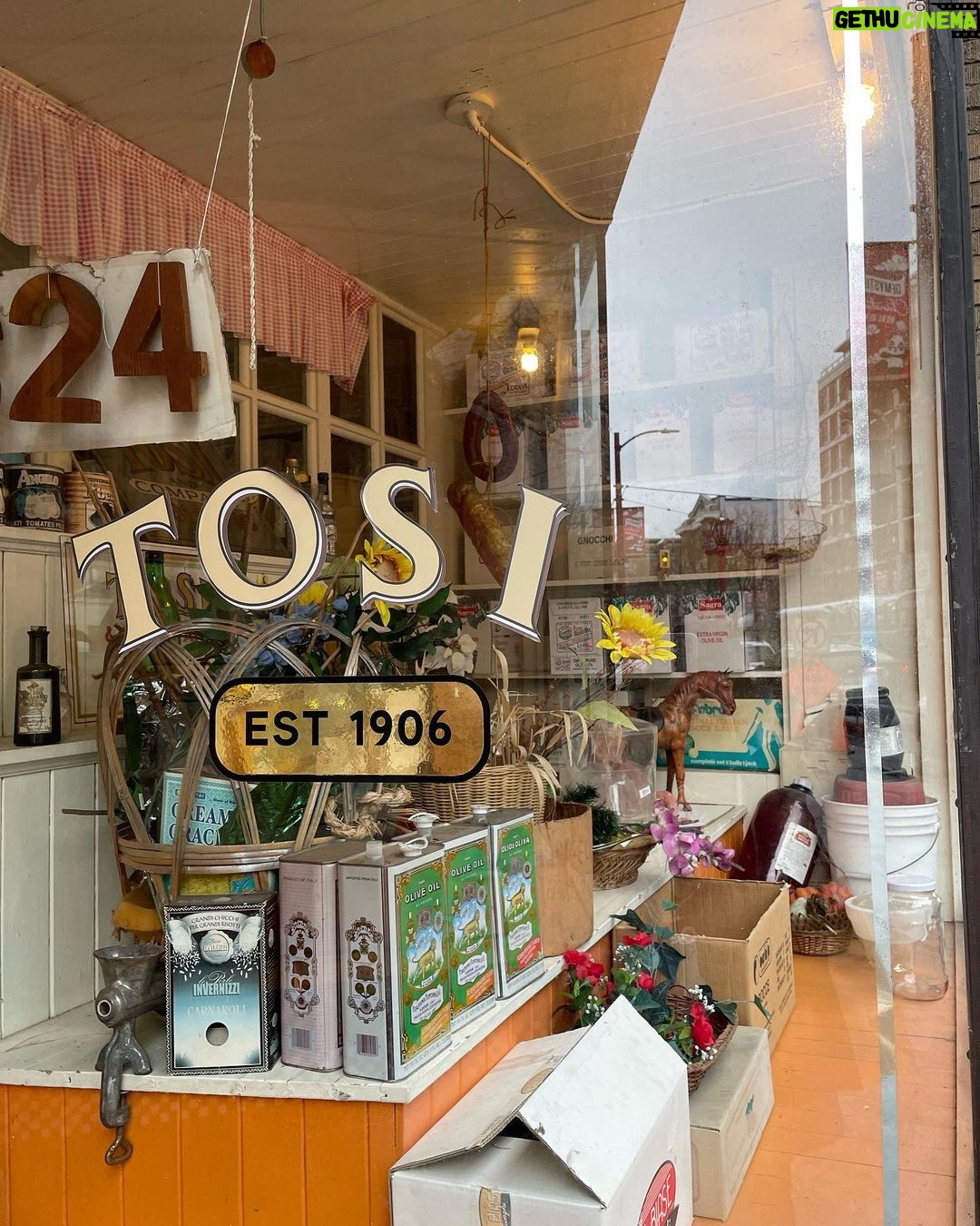 Yasuko Mitsuura - 27.1K Likes - おじいちゃんが一人でやってるイタリア食材のお店に。お店というより倉庫のようで、歴史の匂いが充満。外国にいるのに「外国みたいー」と興奮。パルミジャーノレッジャーノ買ったけど、写真撮る前に食べちゃいました。