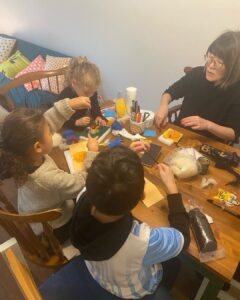 Yasuko Mitsuura Instagram - 手芸　子供部 お題　虎とお花 カナダの子供は、ヤスコさーん、ヤスコさーん、と言いながら、私に登ろうとします。可愛いです。人気者です。