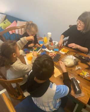 Yasuko Mitsuura Instagram - 手芸　子供部
お題　虎とお花
カナダの子供は、ヤスコさーん、ヤスコさーん、と言いながら、私に登ろうとします。可愛いです。人気者です。