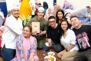 Yayan Ruhian Instagram - Walimatussafar Mamah @mamayoyoh6 & Abang @piping.firmansyah77 
Sehat-sehat dan lancar semuanya Mah, Bang, dari berangkat sampai pulang nanti. Ibadahnya diterima, diridhoi Allah SWT dan jadi haji yang mabrur. Aaamiin...