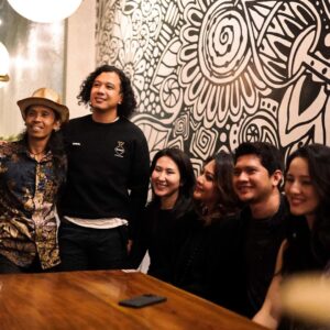 Yayan Ruhian Instagram - Alhamdulillah 
Kemeriahan malam yg penuh Berkah mempertemukan kami yg entah berapa lama  ta pernah bersua 

Dengan prestasi selangit tapi Kamu tetap Membumi
Selamat Panjang Umur Jagoan @iko.uwais 
Do’a terbaik pastinya dari semua yg hadir di syukuran Ulang Tahun Mu 

Bidikan @bahasa_hanief & jepretan @dzikrisukma 
#birthday #greget