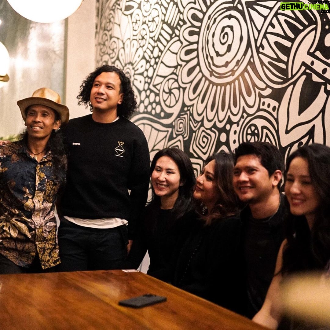 Yayan Ruhian - 9.4K Likes - Alhamdulillah
Kemeriahan malam yg penuh Berkah mempertemukan kami yg entah berapa lama ta pernah bersua
Dengan prestasi selangit tapi Kamu tetap Membumi
Selamat Panjang Umur Jagoan @iko.uwais
Do’a terbaik pastinya dari semua yg hadir di syukuran Ulang Tahun Mu
Bidikan @bahasa_hanief & jepretan @dzikrisukma
#birthday #greget