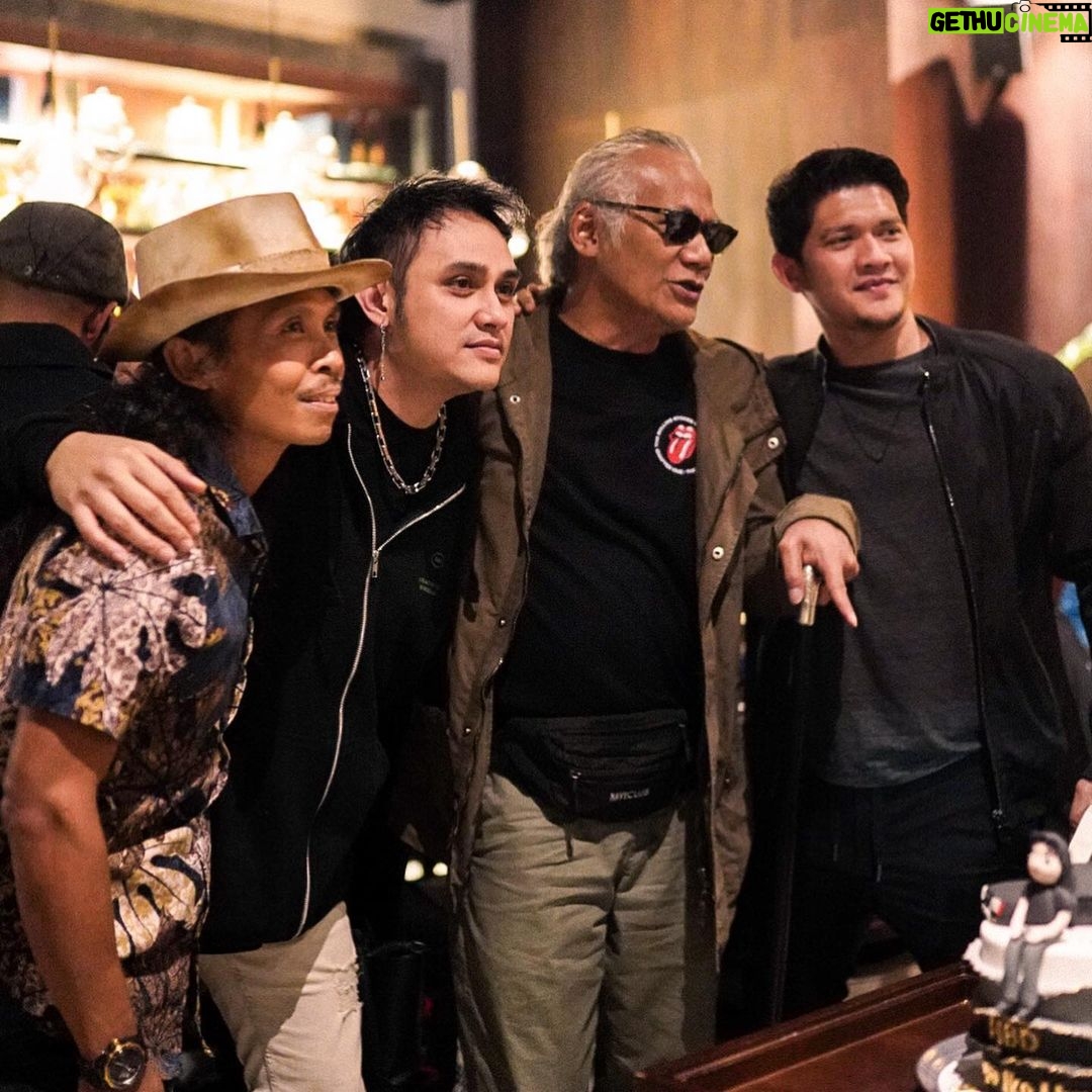 Yayan Ruhian - 9.4K Likes - Alhamdulillah
Kemeriahan malam yg penuh Berkah mempertemukan kami yg entah berapa lama ta pernah bersua
Dengan prestasi selangit tapi Kamu tetap Membumi
Selamat Panjang Umur Jagoan @iko.uwais
Do’a terbaik pastinya dari semua yg hadir di syukuran Ulang Tahun Mu
Bidikan @bahasa_hanief & jepretan @dzikrisukma
#birthday #greget