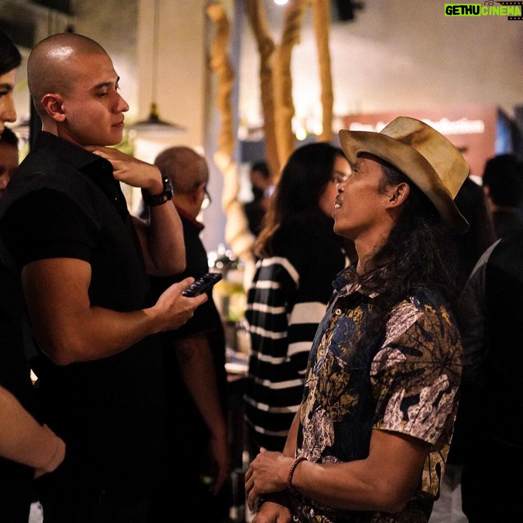 Yayan Ruhian - 9.4K Likes - Alhamdulillah
Kemeriahan malam yg penuh Berkah mempertemukan kami yg entah berapa lama ta pernah bersua
Dengan prestasi selangit tapi Kamu tetap Membumi
Selamat Panjang Umur Jagoan @iko.uwais
Do’a terbaik pastinya dari semua yg hadir di syukuran Ulang Tahun Mu
Bidikan @bahasa_hanief & jepretan @dzikrisukma
#birthday #greget