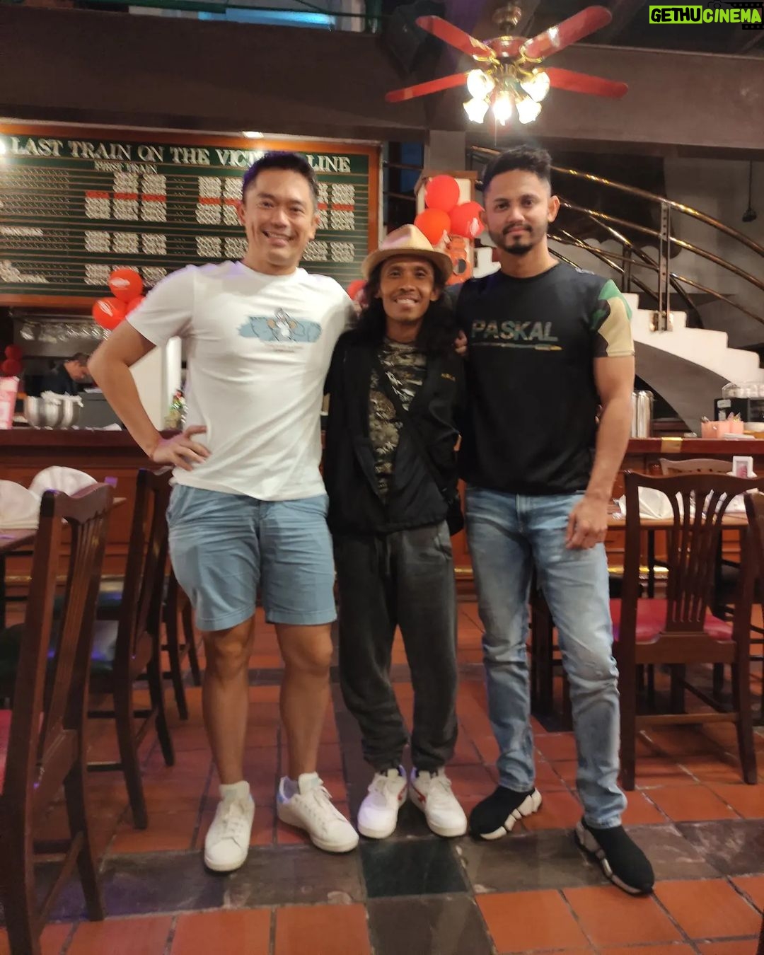 Yayan Ruhian Instagram - #impromptu Pertemuan dadakan yang sama sekali tidak direncanakan tadi malam. Ngobrol seru ngalor ngidul, catch up, tidak terasa sampai hampir pagi. Terimakasih untuk menyempatkan datang berjumpa. Super fun night!