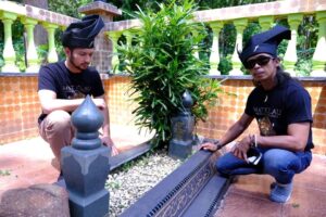 Yayan Ruhian Instagram - Sebelum kembali ke Indonesia, berziarah ke Makam Pahlawan Mat Kilau, di Kg Kedondong, Pulau Tawar, Jerantut, Pahang.

Terimakasih kepada seluruh saudara-saudara di Malaysia, kami sudah diterima dengan baik di sini. Harap-harap boleh silaturahmi dan berjumpa lagi. Mohon maaf zahir batin jika ada silap dan khilaf.

Terimakasih