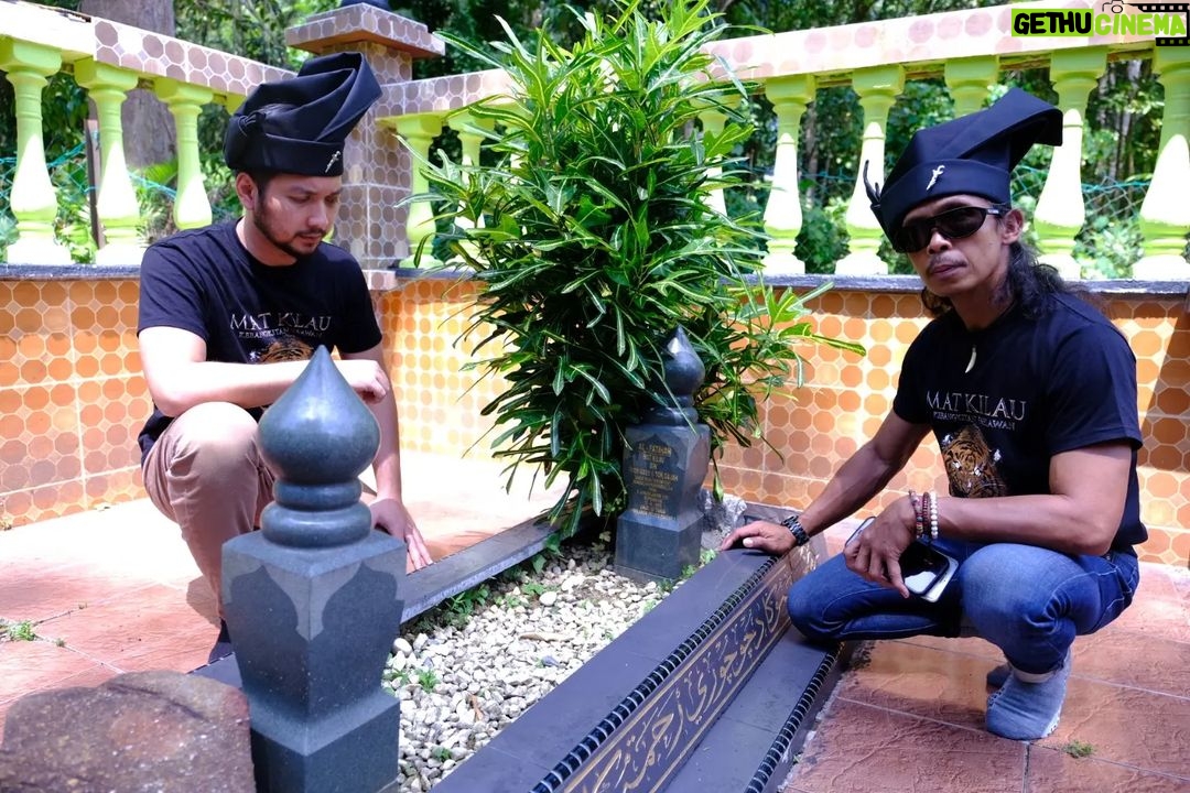 Yayan Ruhian - 27.1K Likes - Sebelum kembali ke Indonesia, berziarah ke Makam Pahlawan Mat Kilau, di Kg Kedondong, Pulau Tawar, Jerantut, Pahang.
Terimakasih kepada seluruh saudara-saudara di Malaysia, kami sudah diterima dengan baik di sini. Harap-harap boleh silaturahmi dan berjumpa lagi. Mohon maaf zahir batin jika ada silap dan khilaf.
Terimakasih