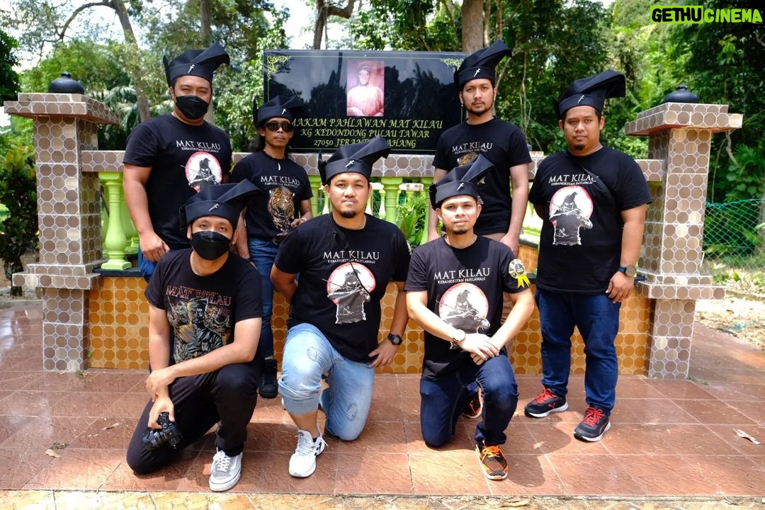 Yayan Ruhian - 27.1K Likes - Sebelum kembali ke Indonesia, berziarah ke Makam Pahlawan Mat Kilau, di Kg Kedondong, Pulau Tawar, Jerantut, Pahang.
Terimakasih kepada seluruh saudara-saudara di Malaysia, kami sudah diterima dengan baik di sini. Harap-harap boleh silaturahmi dan berjumpa lagi. Mohon maaf zahir batin jika ada silap dan khilaf.
Terimakasih