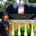 Yayan Ruhian Instagram - Sebelum kembali ke Indonesia, berziarah ke Makam Pahlawan Mat Kilau, di Kg Kedondong, Pulau Tawar, Jerantut, Pahang. Terimakasih kepada seluruh saudara-saudara di Malaysia, kami sudah diterima dengan baik di sini. Harap-harap boleh silaturahmi dan berjumpa lagi. Mohon maaf zahir batin jika ada silap dan khilaf. Terimakasih